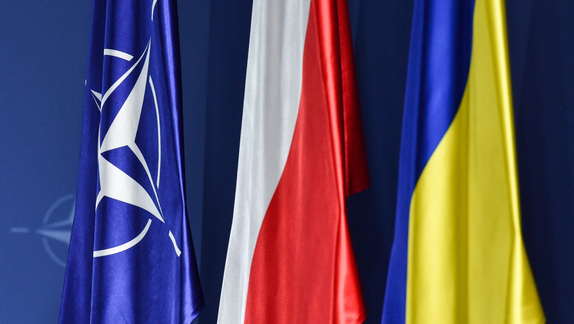 Флаги НАТО, Польши и Украины (слева направо) на саммите НАТО в Варшаве - Sputnik Latvija, 1920, 03.05.2021