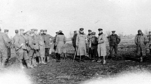 Британские и немецкие солдаты на нейтральной полосе во время рождественского перемирия Британские и немецкие солдаты на нейтральной полосе во время рождественского перемирия - Sputnik Латвия