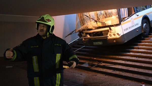 Autobuss iebrauca pazemes pārejā Maskavas rietumos: ir bojāgājušie - Sputnik Latvija