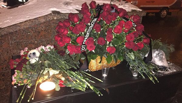 Цветы и свечи у перехода на Славянском бульваре. 25.12.17 - Sputnik Латвия