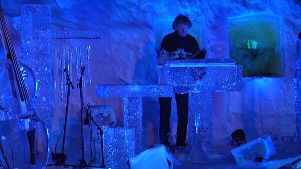 Норвежский музыкант играет на инструментах их речного и озерного льда - Sputnik Латвия