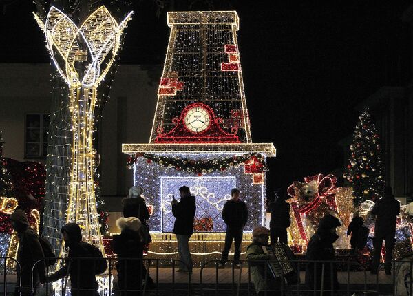 Spectators watch the Christmas illuminations at the Royal Treaty street in Warsaw, Poland Spectators watch the Christmas illuminations at the Royal Treaty street in Warsaw, Poland - Sputnik Латвия