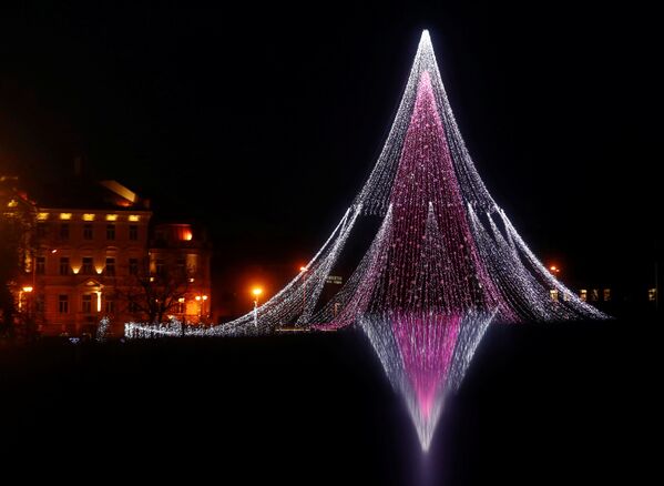 A general view of the Christmas tree in Vilnius, Lithuania - Sputnik Латвия
