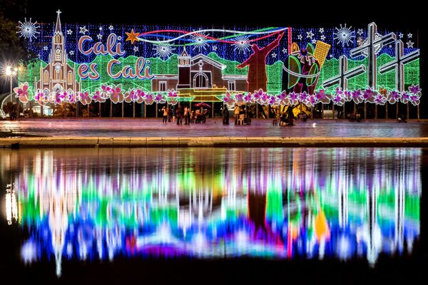 People walk next to Christmas decorations in Cali, Colombia People walk next to Christmas decorations in Cali, Colombia - Sputnik Латвия