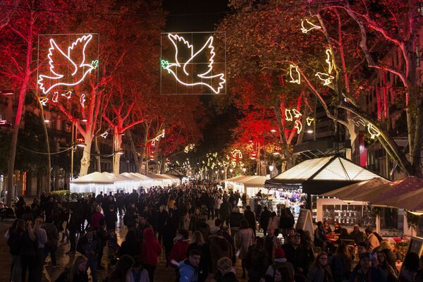 Illuminated peace doves hang over Las Ramblas during the inauguration of this year's Christmas lights in Barcelona Illuminated peace doves hang over Las Ramblas during the inauguration of this year's Christmas lights in Barcelona - Sputnik Латвия
