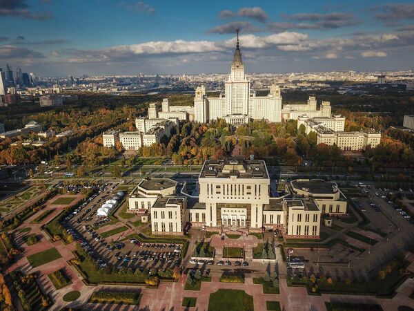Maskavas Valsts universitātes Fundamentālā bibliotēka (priekšplānā) un MVU galvenā ēka Maskavā - Sputnik Latvija