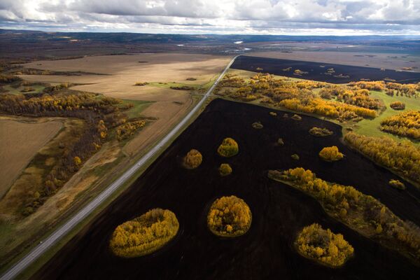 Federālais autoceļš R255 Sibīrija un lauki Kemerovas apgabalā - Sputnik Latvija