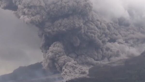 Вулкан Синабун на острове Суматра выбросил столб дыма 27 декабря - Sputnik Латвия