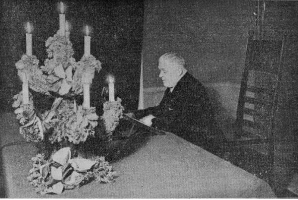 Карлис Улманис по радио поздравляет с 1939 годом. Карлис Улманис по радио поздравляет с 1939 годом. - Sputnik Латвия