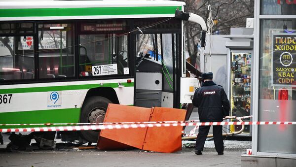 Автобус врезался в остановку на северо-западе Москвы - Sputnik Латвия