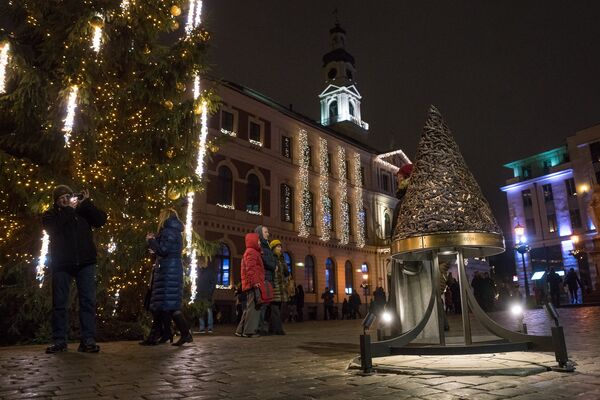 Памятный знак на Ратушной площади, напоминающий о первой украшенной елке - Sputnik Латвия