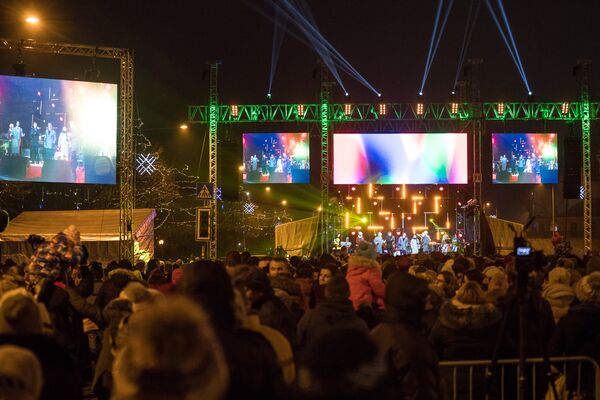 Около 100 тысяч человек собрались на набережной для встречи Нового года - Sputnik Латвия