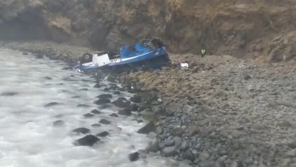 Автобус более чем с 50 пассажирами рухнул в стометровую пропасть в Перу - Sputnik Латвия