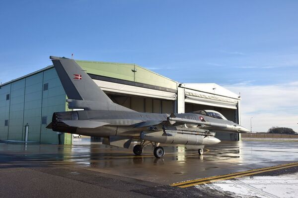 Датский F-16 на авиабазе Зокняй в литовском Шяуляе Датский F-16 на авиабазе Зокняй в литовском Шяуляе - Sputnik Latvija