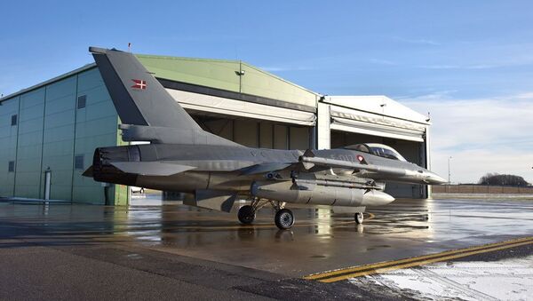 Датский F-16 на авиабазе Зокняй в литовском Шяуляе - Sputnik Латвия