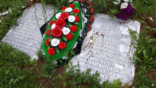 Памятные плиты на латышском и русском языках в память о воинах 43-й гвардейской латышской стрелковой дивизии Красной Армии - Sputnik Латвия