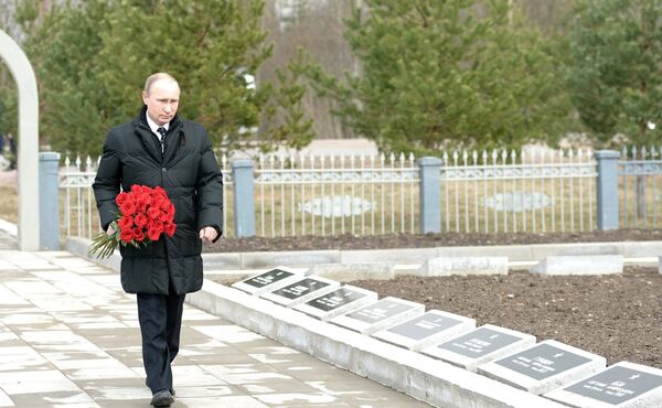Президент РФ Владимир Путин возлагает цветы к памятнику латышским стрелкам Красной Армии в Марфино. Апрель 2015 года Президент РФ Владимир Путин возлагает цветы к памятнику латышским стрелкам Красной Армии в Марфино. Апрель 2015 года - Sputnik Латвия