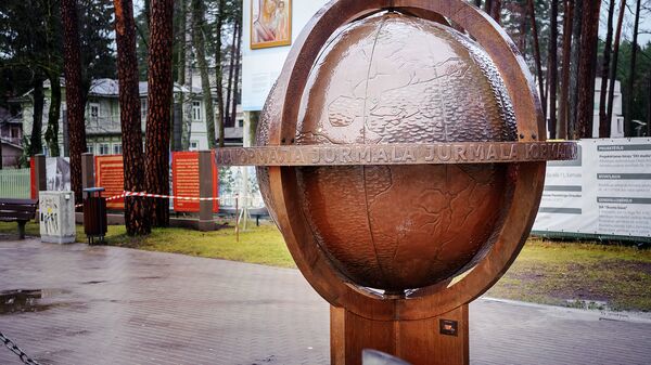 Jūrmalas globuss Jomas ielā - Sputnik Latvija