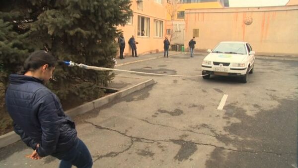 16-летняя армянская спортсменка тянет автомобиль с помощью волос - Sputnik Латвия