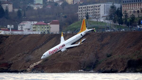 Аварийная посадка самолета Pegasus Airlines в Турции, 13 января 2018 - Sputnik Latvija