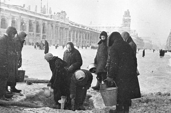 Ленинградские блокадники в очереди за водой - Sputnik Латвия
