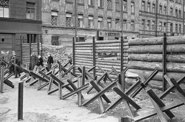 Противотанковые ежи, надолбы и баррикады в Ленинграде Противотанковые ежи, надолбы и баррикады в Ленинграде - Sputnik Латвия