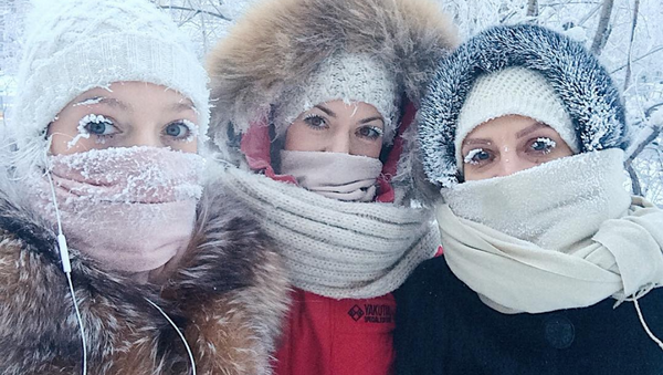 Девушки на улице во время сильных морозов в Якутске - Sputnik Latvija