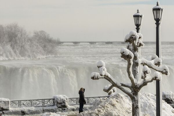 Посетитель у Ниагарского водопада зимой - Sputnik Латвия