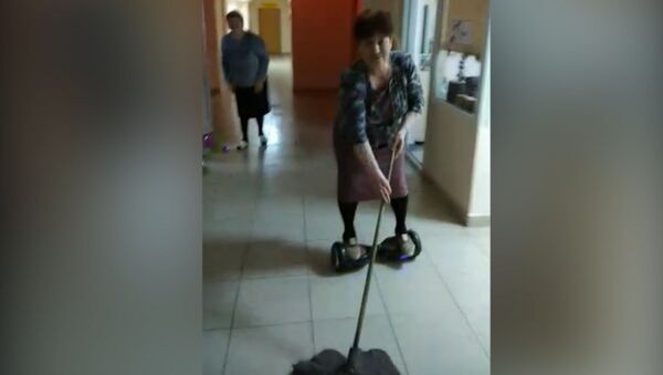 Российская пенсионерка освоила гироскутер для мытья полов - Sputnik Latvija