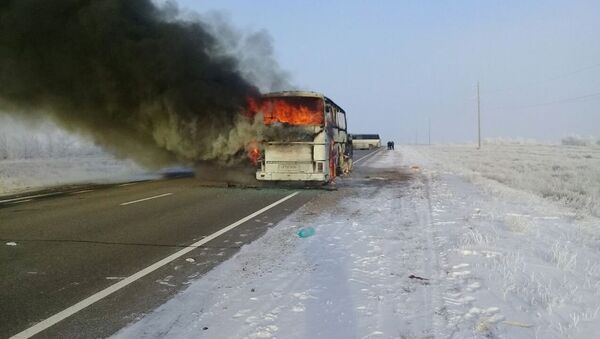 Пожар пассажирского автобуса марки Икарус на автодороге Самара — Шымкент - Sputnik Латвия