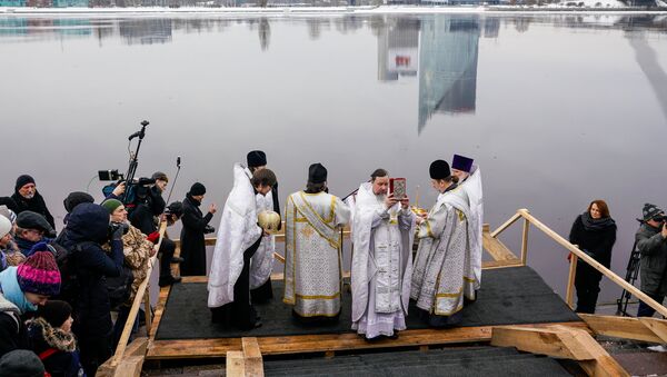 В Риге прошел чин Великого освящения вод Даугавы и крещенские купания - Sputnik Latvija