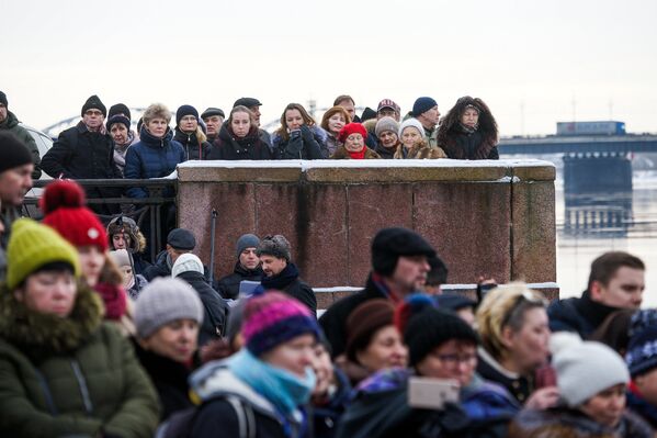 Те, кто не окунался в Даугаву, просто наблюдали за купанием - Sputnik Латвия