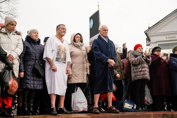 В Риге прошел чин Великого освящения вод Даугавы и крещенские купания В Риге прошел чин Великого освящения вод Даугавы и крещенские купания - Sputnik Латвия