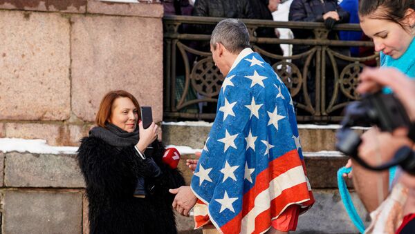 После окунания каждый грелся по-своему, кто-то завернулся в полотенце-американский флаг - Sputnik Латвия
