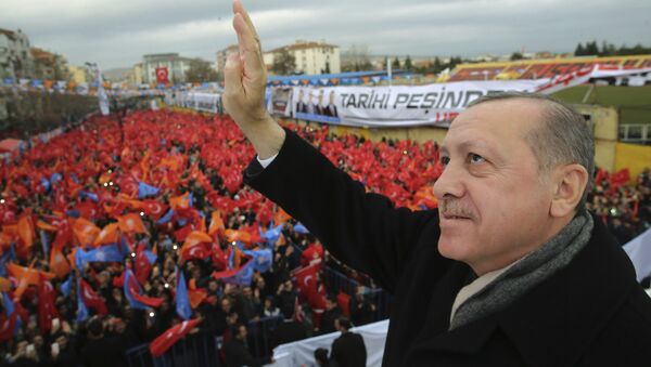 Президент Турции Реджеп Тайип Эрдоган обращается к своим сторонникам в городе Усаке - Sputnik Latvija