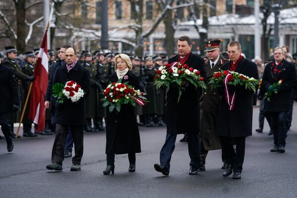 Valsts pirmās amatpersonas nolika ziedus pie Brīvības pieminekļa Valsts pirmās amatpersonas nolika ziedus pie Brīvības pieminekļa - Sputnik Latvija
