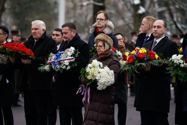 Ārvalstu vēstnieki ziedu nolikšanas ceremonijā pie Brīvības pieminekļa 1991. gada barikāžu aizstāvju piemiņai Ārvalstu vēstnieki ziedu nolikšanas ceremonijā pie Brīvības pieminekļa 1991. gada barikāžu aizstāvju piemiņai - Sputnik Latvija