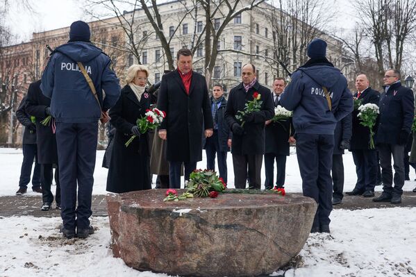 Raimonds Vējonis nolika ziedus piemiņas vietā, kur 1991. gada 20. janvārī gāja bojā milicijas darbinieks - Sputnik Latvija