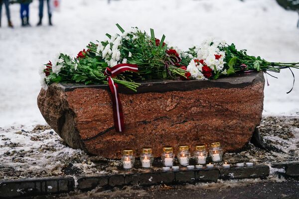 Piemiņas akmens vietā, kur 1991. gada 20. janvārī gāja bojā notikumu dalībnieks - Sputnik Latvija