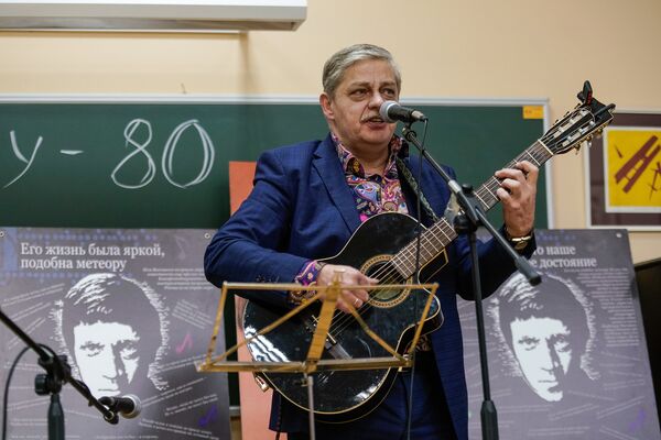 Без гитары на войну не хожу: история боевых действий и душевных песен барда из Риги Без гитары на войну не хожу: история боевых действий и душевных песен барда из Риги - Sputnik Латвия