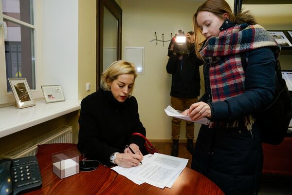 Елена Бачинская передала в Сейм петицию о сохранении в Латвии билингвального образования Елена Бачинская передала в Сейм петицию о сохранении в Латвии билингвального образования - Sputnik Латвия