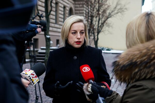 Елена Бачинская передала в Сейм петицию о сохранении в Латвии билингвального образования Елена Бачинская передала в Сейм петицию о сохранении в Латвии билингвального образования - Sputnik Латвия