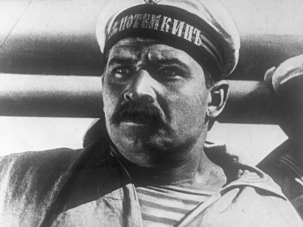 Кадр из кинофильма Броненосец Потемкин, 1925 год. Режиссер Сергей Эйзенштейн. В роли Вакуленчука актер Александр Антонов Кадр из кинофильма Броненосец Потемкин, 1925 год. Режиссер Сергей Эйзенштейн. В роли Вакуленчука актер Александр Антонов - Sputnik Латвия