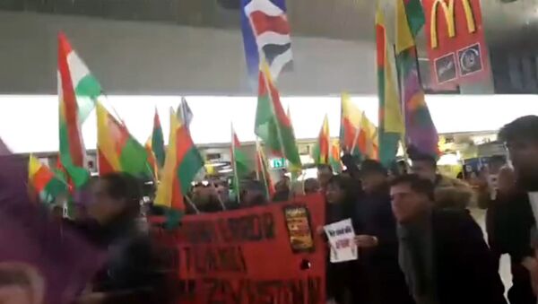 Курды и сторонники Эрдогана подрались в аэропорту Ганновера - Sputnik Латвия