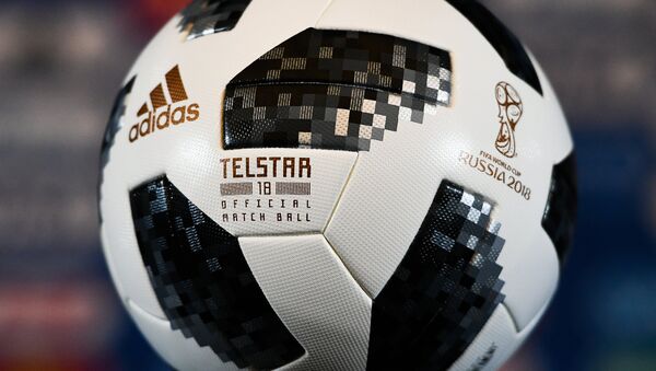 Официальный мяч чемпионата мира по футболу 2018 Telstar 18 - Sputnik Latvija