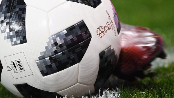 Официальный мяч чемпионата мира по футболу 2018 Telstar 18 - Sputnik Латвия
