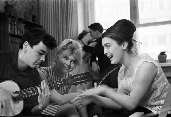 Студенты поют песни под гитару на вечеринке,1965 год - Sputnik Латвия
