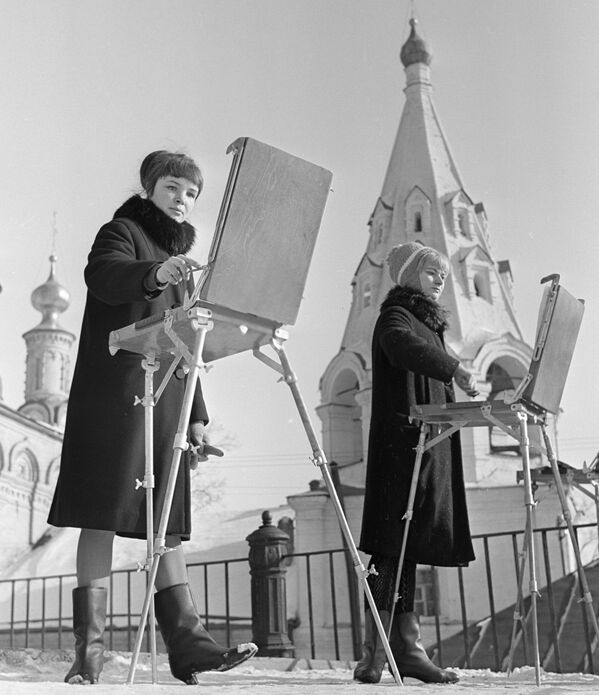 Студенты Художественного училища рисуют древние соборы рязанского Кремля,1967 год - Sputnik Латвия