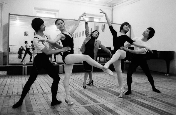 Вьетнамские студенты на занятиях по классическому танцу в институте театрального искусства. 1985 год - Sputnik Латвия