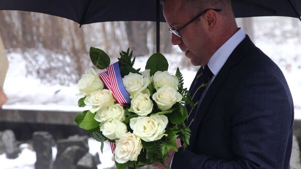 Представитель посольства США на церемонии возложения венков в Бикерниекском лесу - Sputnik Латвия